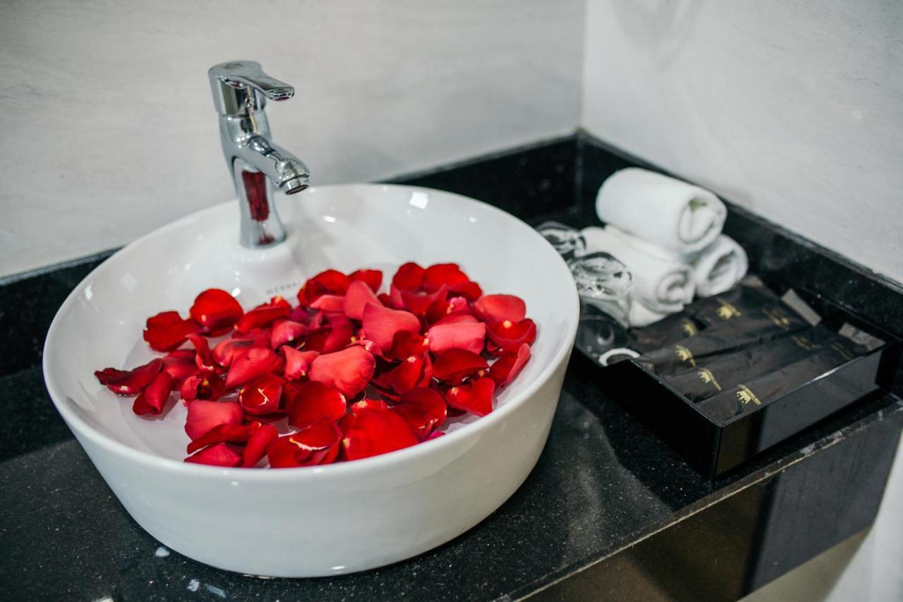 White Crown Hotel הלונג מראה חיצוני תמונה